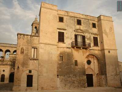 Spicca il monastero, delimitato da quattro torri angolari. In questa struttura � incastonata la chiesetta
